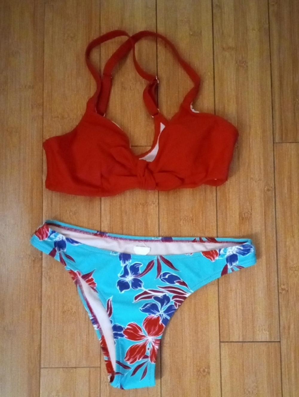 Cupshe Red Twist Bikini Top with Aqua Floral Bottom. Size SM *Flaw